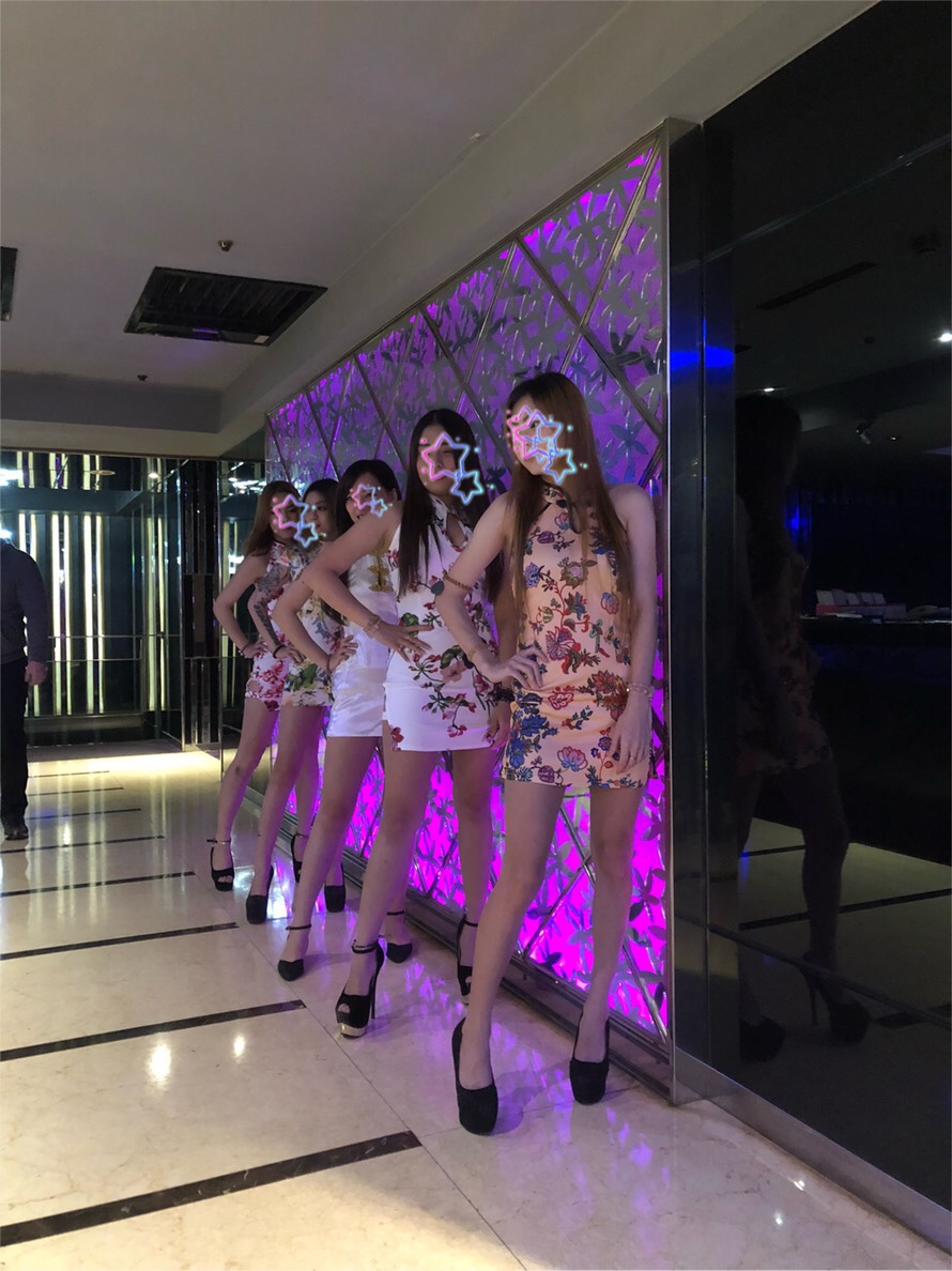 我想去酒店上班，便服店跟制服店哪個比較適合我呢?(給男女人的建議)