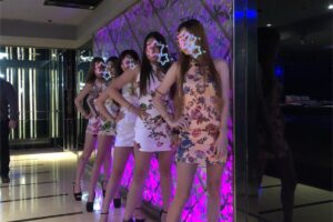 我想去酒店上班，便服店跟制服店哪個比較適合我呢?(給男女人的建議)